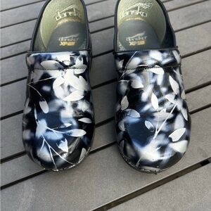 Dansko XP 2.0 Floral Patent Leather Nursing Clogs Black Comfort Shoes